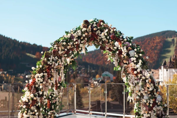 山の中の秋の結婚式の装飾 近代的な結婚式 — ストック写真