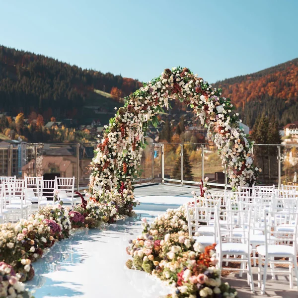 Sonbahar düğün dekorasyon dağlarda. Modern düğün