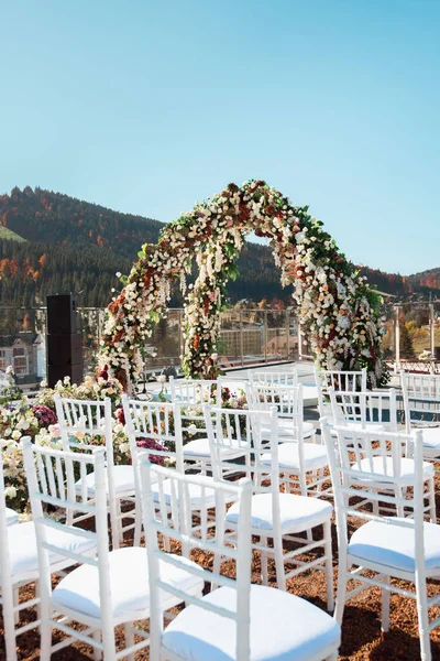 山の中の秋の結婚式の装飾 近代的な結婚式 — ストック写真
