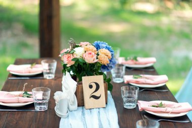 Masa dekorasyonu ile sayı. Düğün masa aranjmanı, çiçek dekorasyon, restoran zarif. Ormanın içinde düğün
