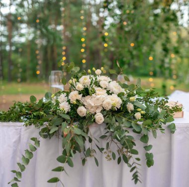 Dekor düğün. Tablo açık yeni evliler için. Düğün töreni. Düğün masa aranjmanı, çiçek dekorasyon, restoran zarif. Ormanın içinde düğün