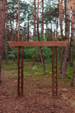 Düğün kemer açık havada çiçeklerle süslenmiş. Güzel düğün tuzak kurdu. Yaz aylarında modern düğün