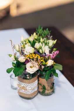 Güzel çiçek süslemeleri mumlarla düğün töreni için.