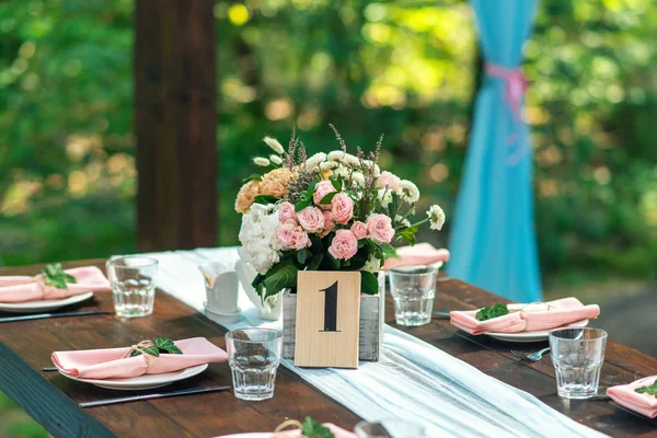 Tischdekoration Mit Nummer Elegante Tischdekoration Florale Dekoration Restaurant Hochzeit Wald — Stockfoto