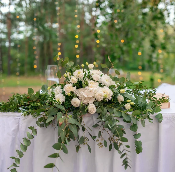 Hochzeitsdekor Tisch Für Das Brautpaar Freien Hochzeitsempfang Elegante Tischdekoration Florale — Stockfoto