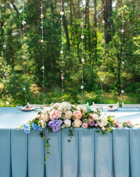 Hochzeitsdekor Tisch Für Das Brautpaar Freien Hochzeitsempfang Elegante Tischdekoration Florale — Stockfoto