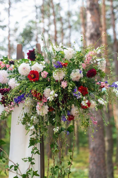 Wedding Arch Decorated Flowers Outdoors Beautiful Wedding Set Modern Wedding — Stock Photo, Image