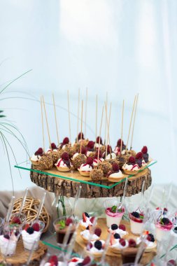 Şeker büfesi lezzetli tatlılar. Çok renkli tatlı çilek, ahududu ve böğürtlen