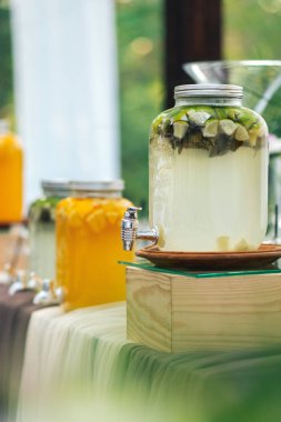 Cam kavanoz limonata düğün şeker çubuğu. Yemek Servisi. Düğün içkiler 