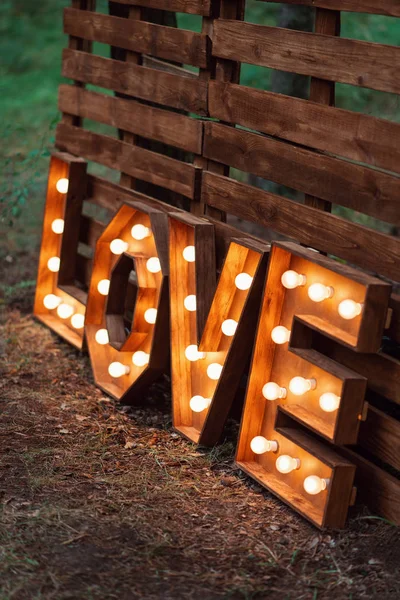 Yapımı Parlayan Aşk Mektupları Modern Düğün Dekorasyon Açık Havada — Stok fotoğraf