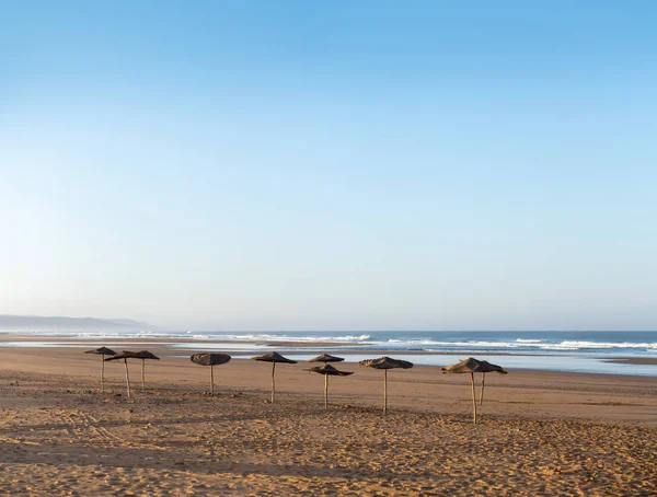 Coast Sidi Kaouki Marokkó Afrika Parton Napernyők Marokkó Csodálatosan Álmos Jogdíjmentes Stock Fotók