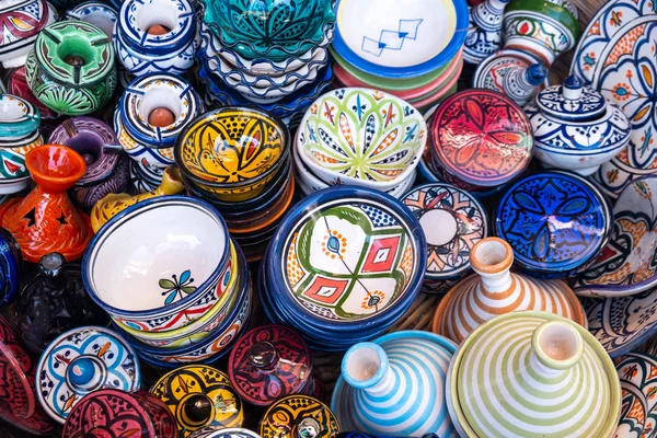 传统的摩洛哥市场与纪念品 手工陶瓷 免版税图库图片