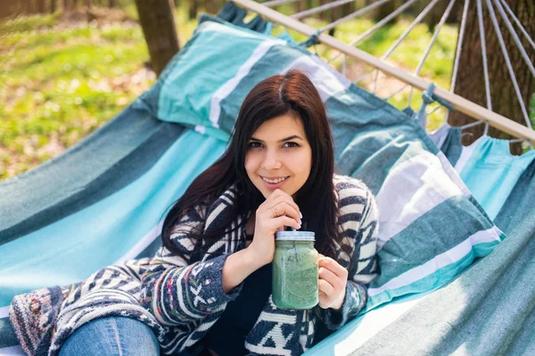 Boldog Egészséges Táplálkozás Lány Ivott Zöld Smoothie Méregtelenítő Szabadban Függőágyban Jogdíjmentes Stock Képek