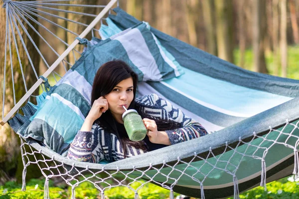 Menina Comendo Saudável Feliz Beber Smoothie Verde Desintoxicação Livre Rede Imagem De Stock