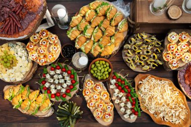 Kahverengi rustik ahşap ziyafet masasında lezzetli yemekler. Ormanda yaz düğünü