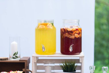 Nikah şekeri nin üzerine cam limonata kavanozları. Catering. Düğünde içki. Ormanda yaz düğünü 