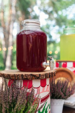 Nikah şekeri nin üzerine cam limonata kavanozları. Catering. Düğünde içki. Ormanda yaz düğünü 