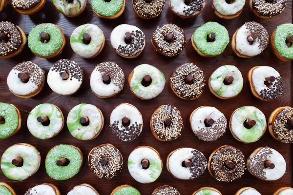 Ahşap stander üzerinde lezzetli çörekler. Ormanda düğün. Düğün dekoru. Misafirler için çörekler