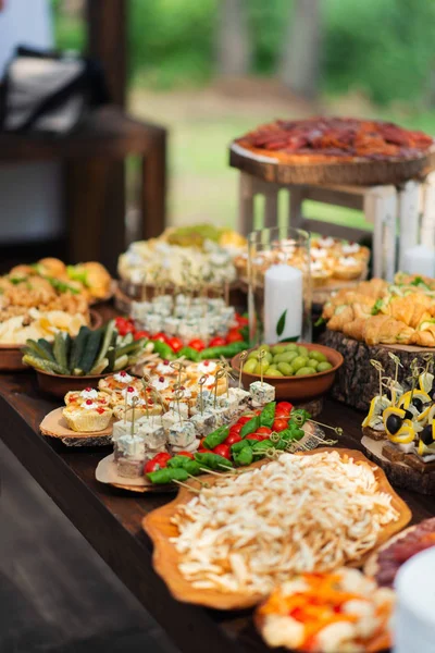 Sabrosas Comidas Una Mesa Banquete Madera Rústica Marrón Boda Verano Fotos De Stock