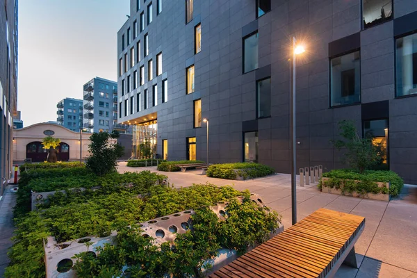 Oslo iş merkezinde ışıklı sokak gece görünümü. Norveç'te modern mimari