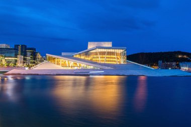 Oslo Opera Binası'nın Gece Manzarası. Norveç Ulusal Opera ve Balesi'nin evi. Norveç