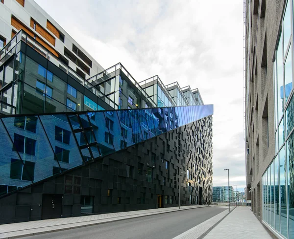 オスロのビジネスセンターの通りの昼間の眺め ノルウェーの近代建築 — ストック写真