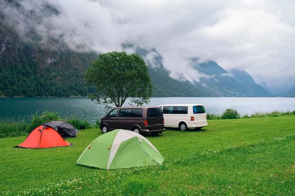 与朋友一起度假旅行 度假挪威公路旅行 美丽的自然挪威自然景观 图库图片