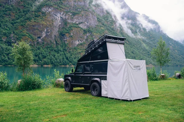 家庭度假旅游 度假旅行在越野汽车改装露营 汽车度假 美丽的自然挪威自然景观 图库照片