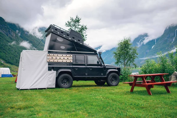 Viagem Férias Família Viagem Férias Carro Offroad Modificado Para Camping Imagem De Stock