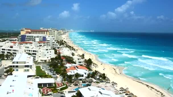 リゾートと美しい白砂のビーチと青いターコイズ ブルーのカリブ海の海沿いのホテルのオーバーヘッドの航空写真 — ストック動画