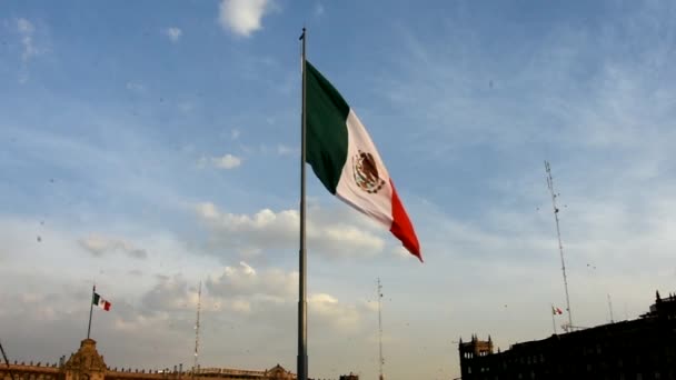 Зокало Площадь Мехико Кафтаном Крупным Планом Фоне Флага — стоковое видео