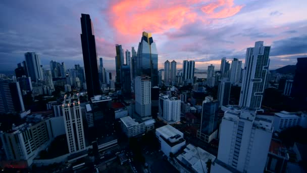 夕暮れ高層ビル群空撮でパナマ シティ スカイライン — ストック動画