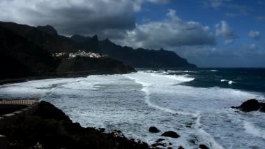 Kayalık sahil ve Almaciga plaj, Tenerife, Kanarya Adaları '. Doğa manzara 
