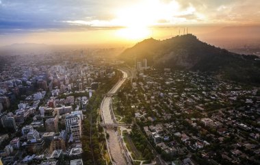 Santiago de Chile görünümü ile Los Andes dağ silsilesi günbatımı zaman arkadaki