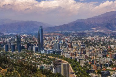 Santiago de Chile görünümü ile Los Andes dağ silsilesi günbatımı zaman arkadaki