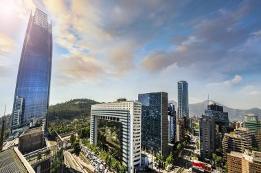 Arka planda Providencia Santiago de Chile, finansal bölgesinin manzarası