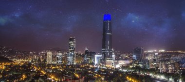 Panoramik Providencia ve Las Condes semtlerinden Costanera Merkezi gökdelen ile titanyum Kulesi ve Los Andes dağ silsilesi, Santiago de Chile