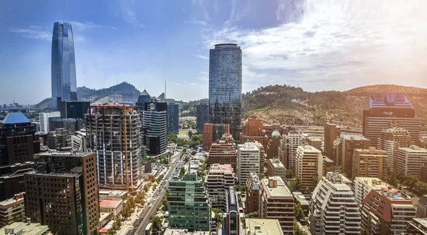 Santiago de Chile 'in Skyline' ı And Dağları 'nın eteklerinde ve Providencia bölgesindeki binalarda..