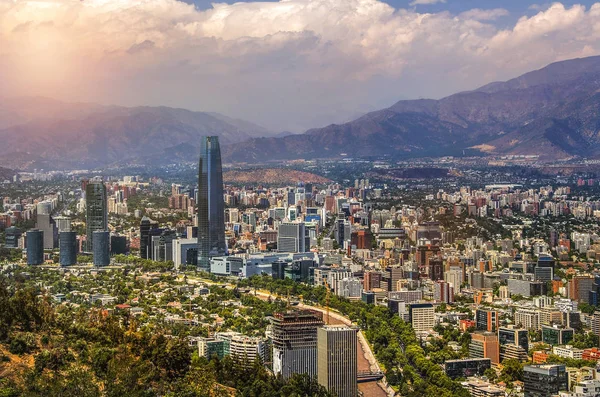 Santiago de Chile görünümü ile Los Andes dağ silsilesi günbatımı zaman arkadaki