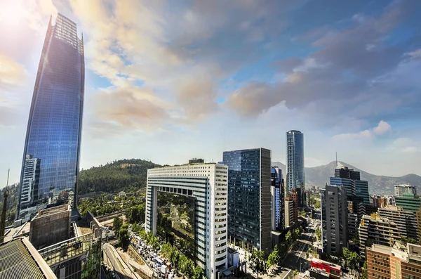 Arka planda Providencia Santiago de Chile, finansal bölgesinin manzarası