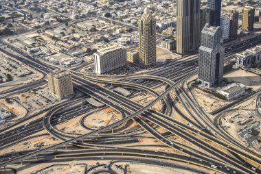 Dubai siluetinin güzel şehir 's en yoğun karayolu trafiğindeki yakın ile