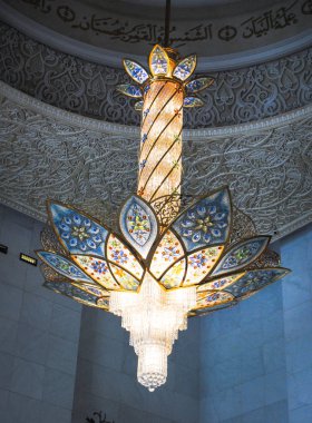 Abu Dhabhi, Birleşik Arap Emirlikleri - 8 Haziran: Ulu Şeyh Zayed Camii - Abu Dhabi, Şeyh Zayed Camisi bezemeleri Panoraması görünümünü 8-Jun-2015 fotoğraf çekildi