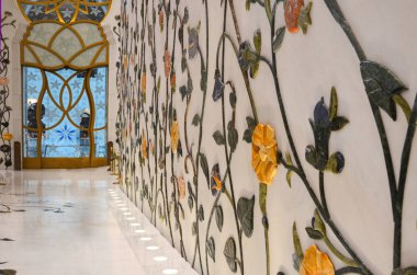 Abu Dhabi, Birleşik Arap Emirlikleri - 4 Ekim 2015: Şeyh Zayed Ulu Camii içinde çiçek duvar, Abu Dhabi, Birleşik Arap Emirlikleri