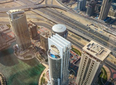 Dubai gökdelenler yukarıdan. Fütüristik manzarası. Dubai Yat Limanı havadan görünümü. Gökdelen görünümü.