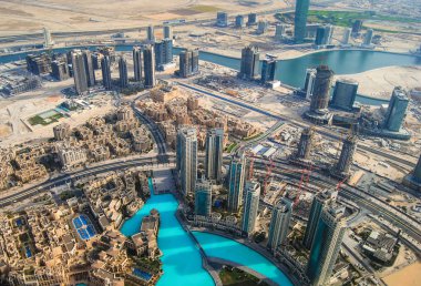 Dubai siluetinin güzel şehir 's en yoğun karayolu trafiğindeki yakın ile