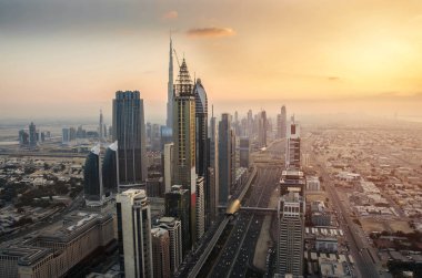 Dubai şehir silüetinin günbatımı zamanında, Birleşik Arap Emirlikleri