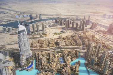 Dubai siluetinin güzel şehir 's en yoğun karayolu trafiğindeki yakın ile