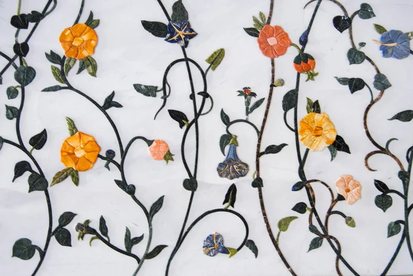 Abu Dhabi, Birleşik Arap Emirlikleri - 4 Ekim 2015: Şeyh Zayed Ulu Camii içinde çiçek duvar, Abu Dhabi, Birleşik Arap Emirlikleri