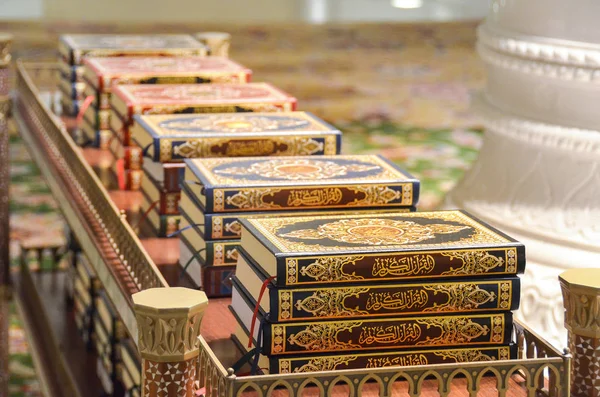Kutsal Kur'an kitap Camii görünümündeki bir rafta