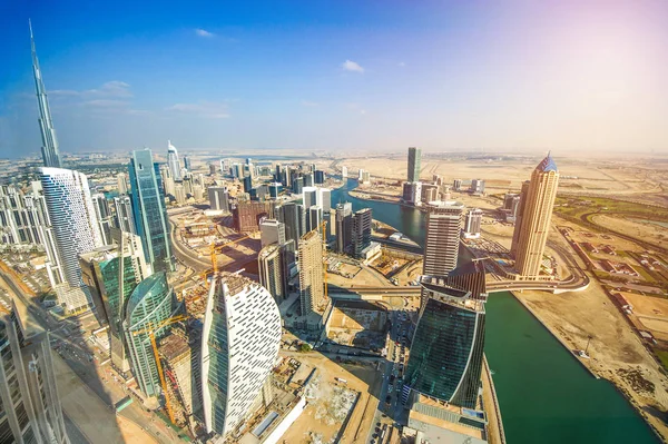 Gün batımında Dubai Marina 'nın hava manzarası..